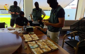 Agentes de la Guardia Civil durante uno de los registros