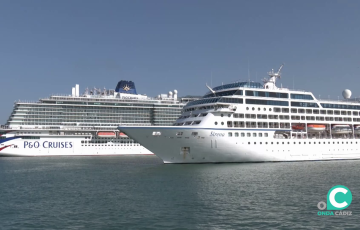 Uno de los cruceros en plena maniobra de acceso al muelle durante la mañana