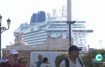 Vista de uno de los navios de pasajeros desde la plaza de San juan de Dios este lunes
