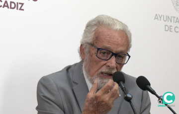 Jesús Maeztu interviene durante una visita institucional al Ayuntamiento de Cádiz