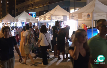 Puestos ambulantes el pasado viernes en el Paseo Marítimo