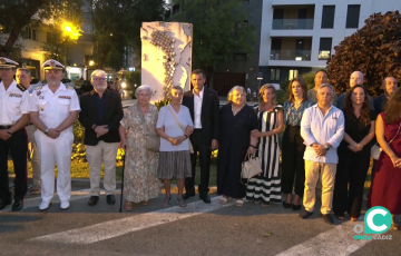 Autoridades junto con asistentes en la plaza de San Severiano una vez concluido el acto