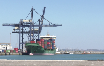Barco de transporte de contenedores en el muelle de la capital gaditana