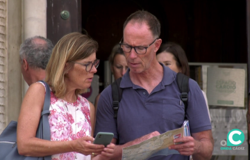 Una pareja de turistas consultan un mapa en el centro de la ciudad