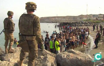 Miilitares españoles vigilan a las personas que pasaron a la ciudad norteafricana el pasado mes de julio