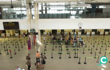Pasajeros en la mesa de facturación de la terminal jerezana