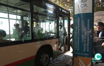 Pasajeros accediendo a uno de los vehículos en la parada de la facultad de empresariales