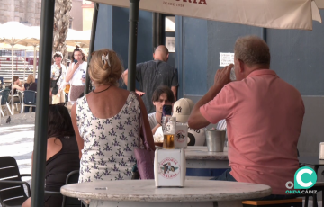 Turistas en una terraza de la plaza de la Catedral de la capital gaditana