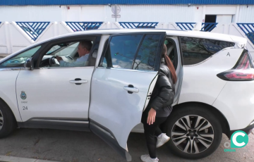 Una usuaria accEde a un taxi en la capital gaditana