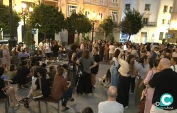 El Sindicato de Inquilinas e Inquilinos de Cádiz se suma a las reivindicaciones de Madrid y convoca una 'cena colectiva' esta tarde en la plaza del Palillero. 