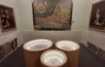 La exposición se emcuentra en el Museo de las Cortes.