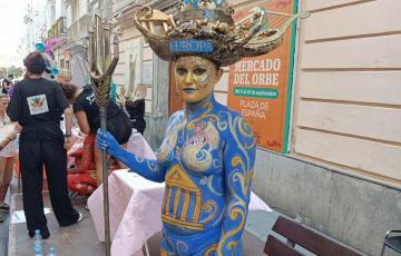 La historia de Cádiz cobra vida sobre la piel.