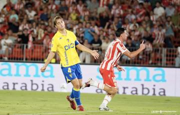 Javi Muñoz tras superar a Javi Castro en al acción del gol (Foto: LaLiga)