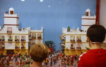 Dos pequeños contemplando la exposición en la Casa de la Juventud.