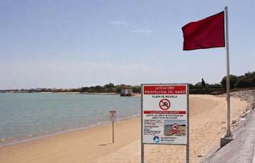 Playa de Micaela en Chipiona con bandera roja tras detectarse bacterias en el agua.