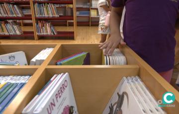 Un pequeño en la biblioteca Adolfo Suárez.