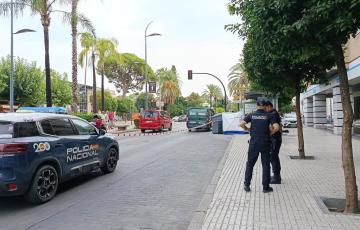 Un vehículo de la Policía Nacional y dos agentes en la zona de la localización del cuerpo