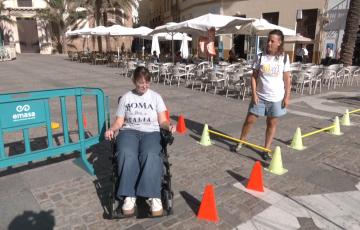 La plaza de la Catedral acoge carpas informativas de asociaciones y actividades para concienciar sobre la discapacidad y la movilidad reducida.