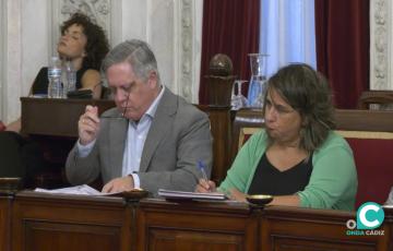 El portavoz del PSOE de Cádiz, Óscar Torres , junto a la concejala, Natalia Álvarez. 