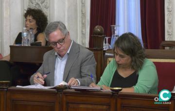 Una imagen del portavoz socialista Óscar Torres en el pleno del Ayuntamiento.