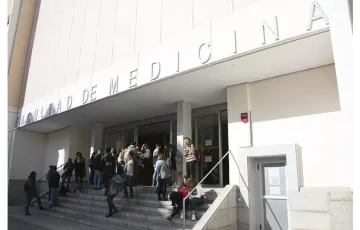 La fachada de la facultad de Medicina en Cádiz.