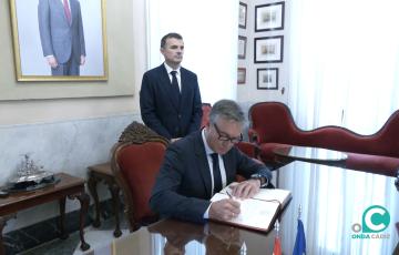 El vicepresidente de la Junta, Manuel Gavira, firma el libro de vistas del Ayuntamiento. 