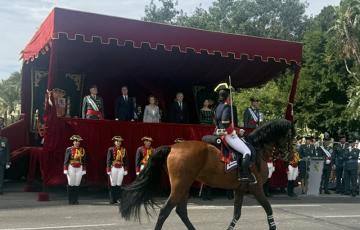 Autoridades en el desfile de la Guardia Civil montada