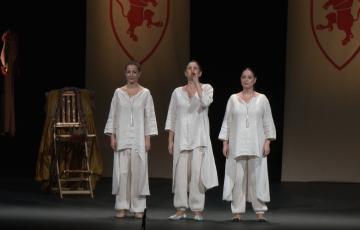 Las hermanas López Segovia durante la presentación de la obra. 