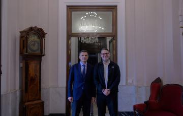 A la visita institucional también ha acudido la presidenta de la Autoridad Portuaria, Teófila Martínez