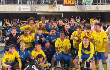 La celebración del equipo y la afición en Chapín. (foto Cádiz CF)