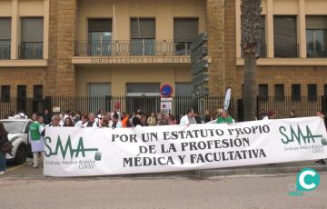 Imagen de una movilización de los profesionales médicos a las puertas de Subdelegación