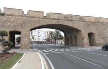 El PSOE de Cádiz recrimina a Bruno García la falta de planificación a la hora de solicitar las ayudas para la rehabilitación de la Puerta de Tierra.