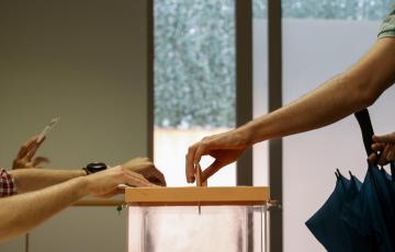 una persona deposita su voto en las urnas en una imagen de archivo