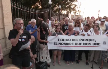Protesta de la Asociación de Memoria Histórica de Cádiz en la entrada del Parque Genovés 