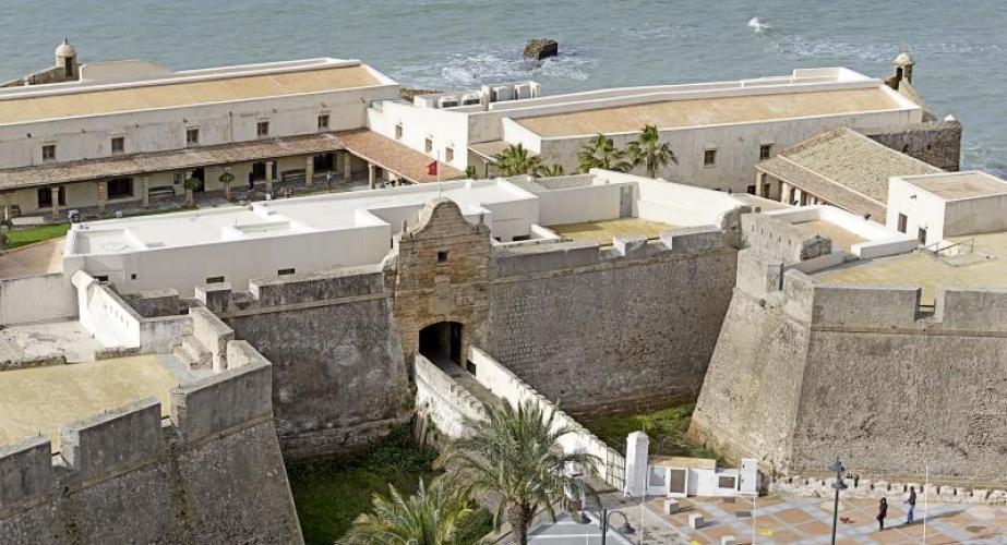 Visitas teatralizadas al castillo de santa catalina y barrio de el pópulo
