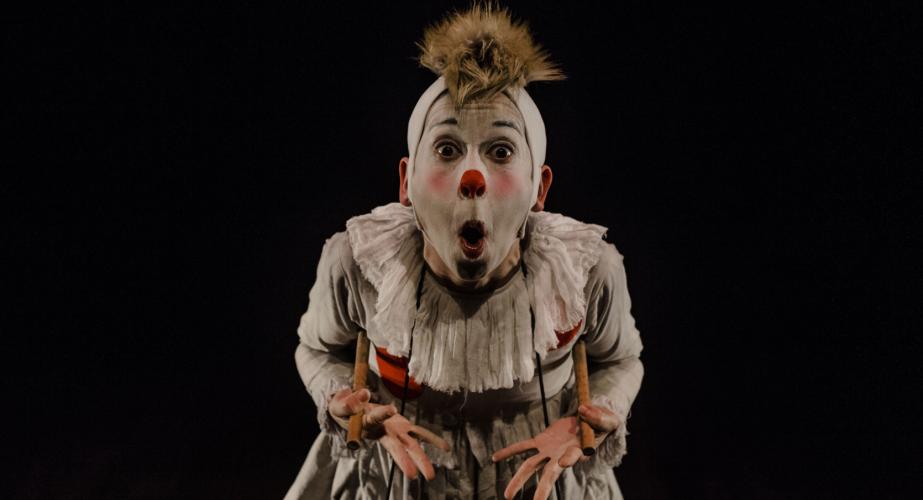 Acróbata y arlequí: una oda al circo de antaño
