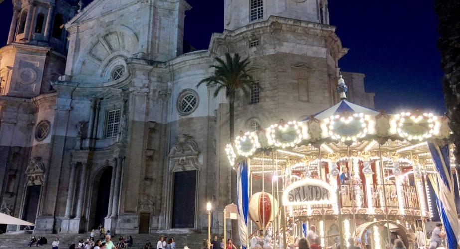 Tío vivo en la plaza de la catedral de cádiz