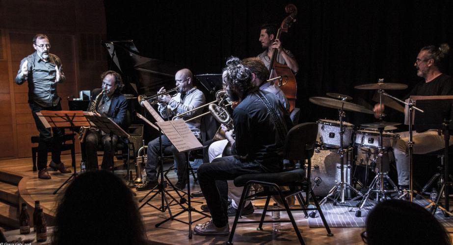 Wise guys octet plays: "guais plais mais"