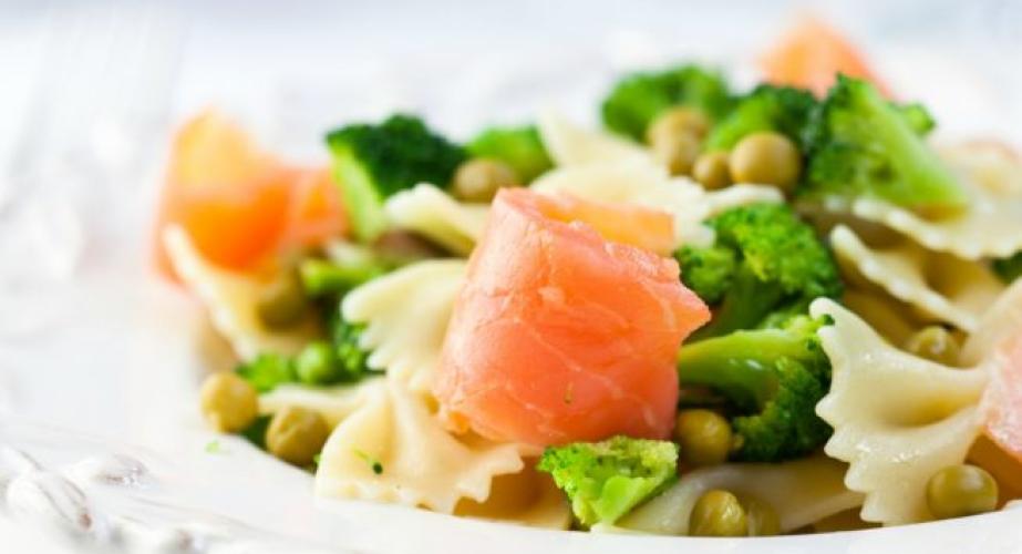 Plato con ensalada de pasta