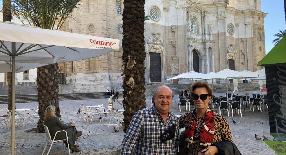 La cantante Paloma San Basilio con Pelayo Garcia Borbolla propietario del Restaurante Bar El Terraza.