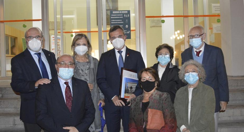 El premiado Eduardo González Manzo con miembros del Ateneo Gaditano.