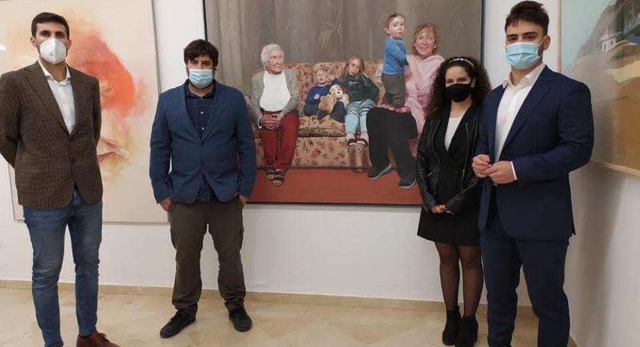 El pintor Pepe Baena con el cuadro presentado en el concurso, que se llevo el primer premio.