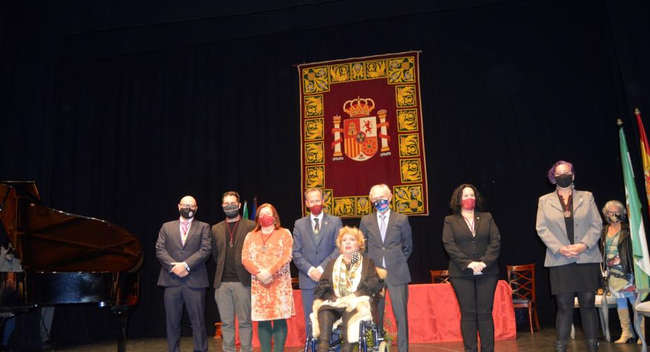  María Jiménez y Gullermo Martínez Massanet con el alcalde de Chiclana José María Román y autoridades que participaron en el acto.