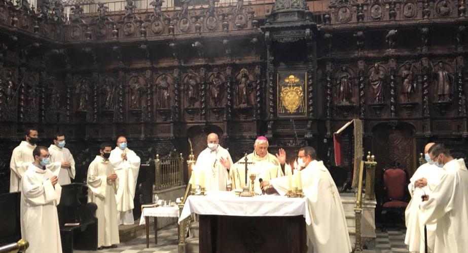 El obispo de Cádiz con miembros del cabildo durante la celebración.