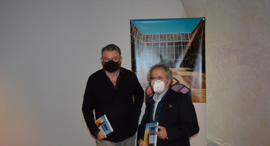 El concejal Paco Cano con el autor del libro José María Esteban.