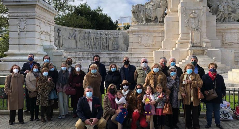 Susana Grosso con el grupo de familiares durante la entrega de su primer libro en la plaza de España.