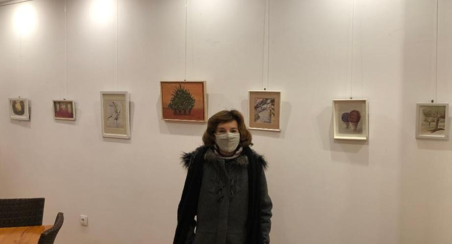 Clara Ramos durante la inauguración en la sala de exposiciones del Hotel Alquimia.