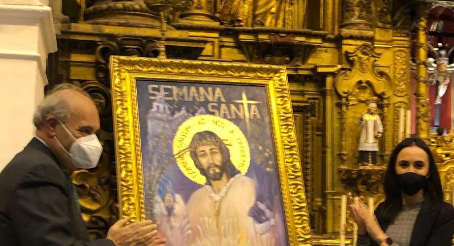 El presidente del Consejo Local de Hermandades y Cofradías Juan Carlos Jurado y la concejala de cultura Lola Cazalilla, descubriendo el cartel.