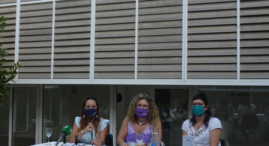 La concejala Lorena Garrón, la autora del libro Eva Córdoba y la actriz Pamela Palenciano.