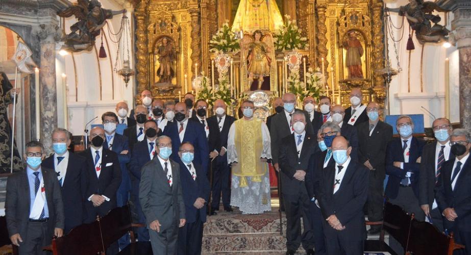  Los hermanos de la Santa Caridad tras finalizar la ceremonia